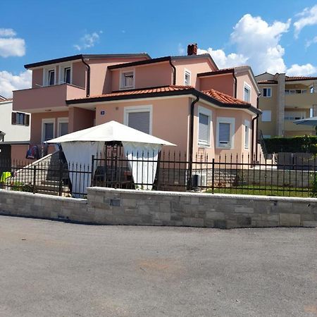 Studio Apartman Dezire Buje Exteriör bild