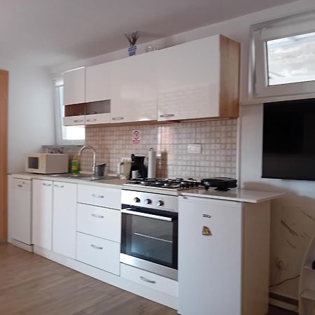Studio Apartman Dezire Buje Exteriör bild