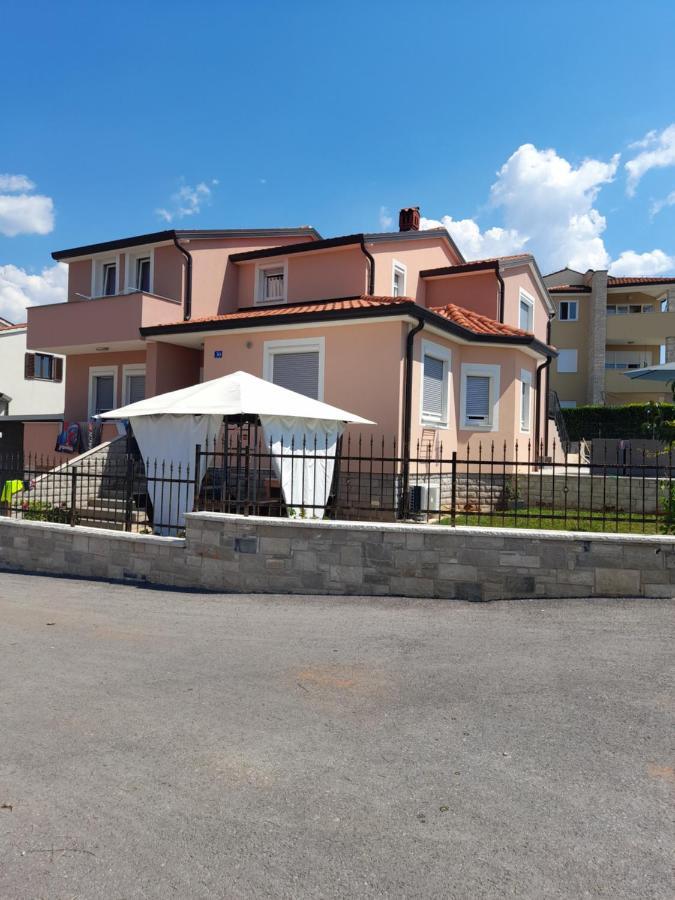 Studio Apartman Dezire Buje Exteriör bild