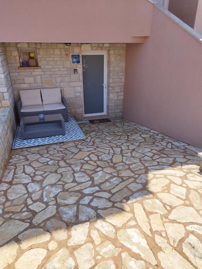 Studio Apartman Dezire Buje Exteriör bild